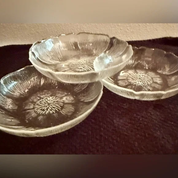 4 Arcoroc Fleur bowls/dishes. 5.75” - Picture 5 of 16